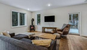 Fireplace Woods Club Access - Modern Quechee